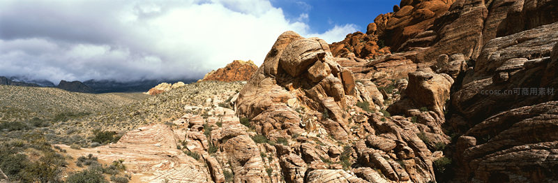 巨石嶙峋山崖下云雾缭绕旷野