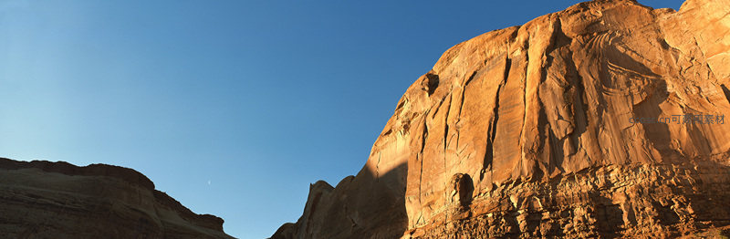 阳光洒落峡谷峭壁的金色纹理