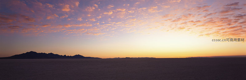 盐湖日落时分天空染成粉紫霞光
