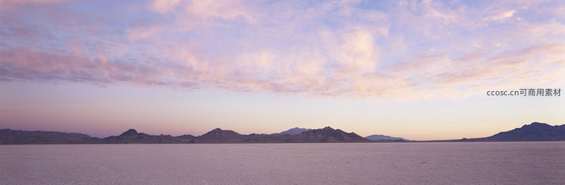 粉紫霞光映照盐湖与远山