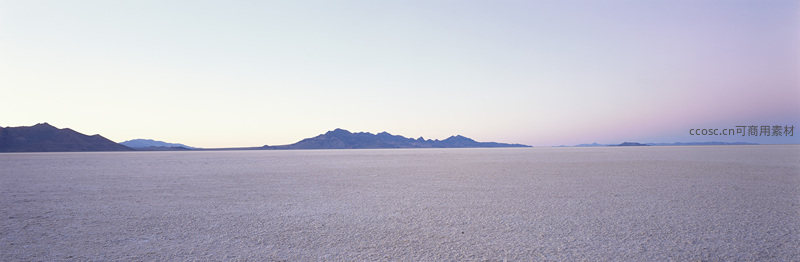 晨曦薄雾中的盐湖平原
