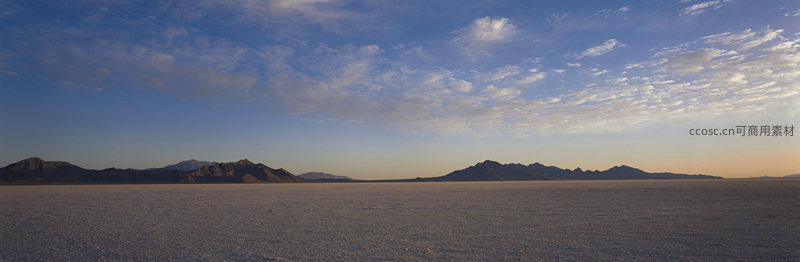 蓝天白云下辽阔盐湖风光
