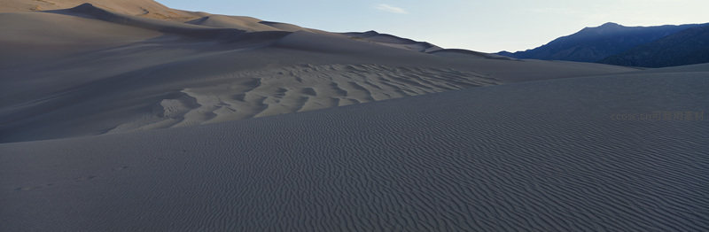 沙丘纹理与光影交织之美