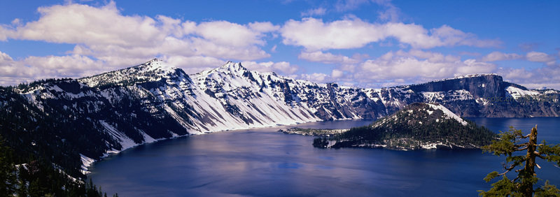 火山口湖雪峰全景
