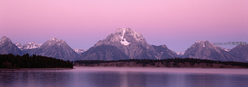 粉霞笼罩的湖光山色