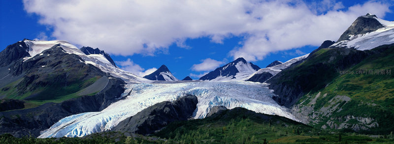 冰川从雪山倾泻入绿谷