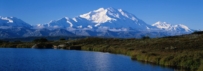 雪峰巍峨俯瞰湿地湖泊