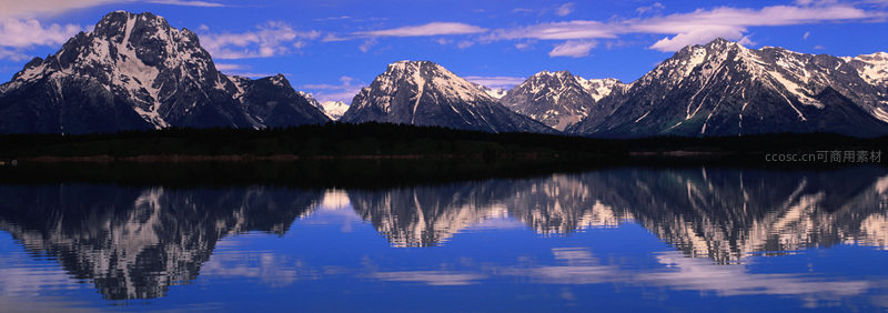 暮色雪山湖面完美倒影