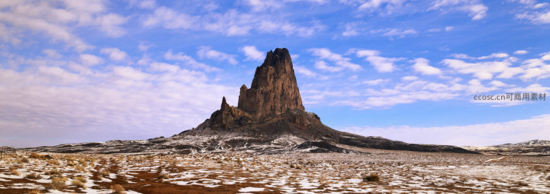 孤峰耸立荒漠雪原