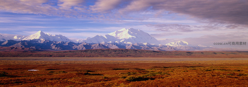 雪山脚下广袤的秋日草原风光