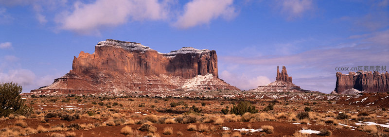 沙漠峡谷中的红色岩层与蓝天