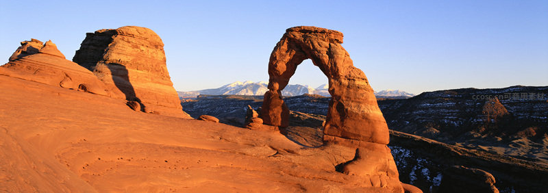 晨光中矗立的天然拱门奇景