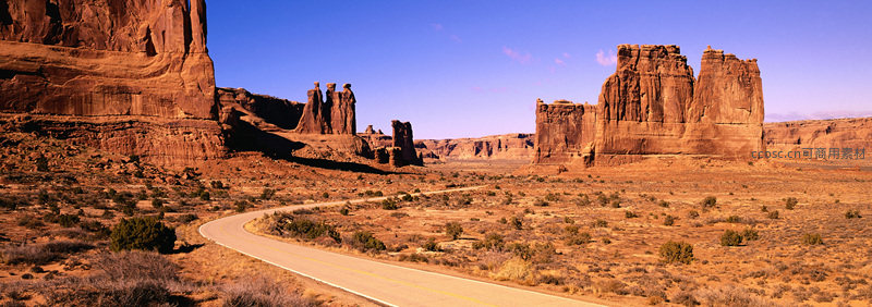 蜿蜒公路穿越红色岩石峡谷