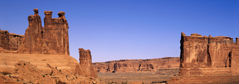 蓝天映衬下雄伟的砂岩柱群