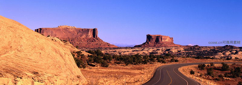 沙漠公路蜿蜒穿过红色岩层峡谷