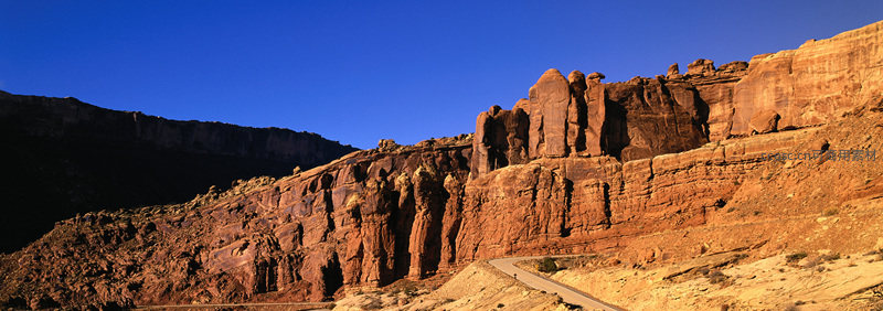 蜿蜒山路穿红岩