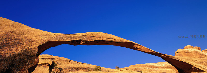 天然石拱映蓝天