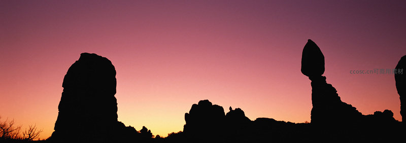 暮色奇岩剪影，天地壮丽画卷