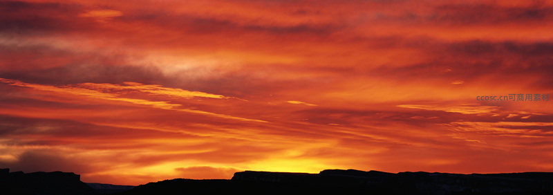 烈焰般的晚霞燃尽天际线