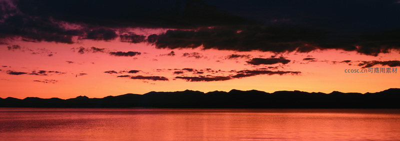 湖面映霞光，山峦剪影如画