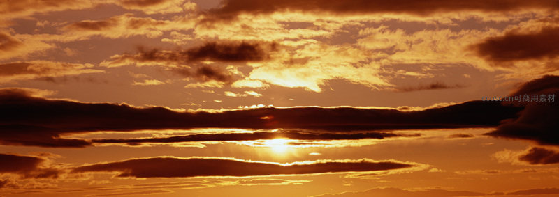 金色阳光穿透云层洒向大地