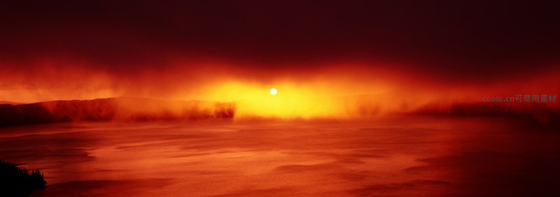 雾霭沉沉中，红日悬于天幕