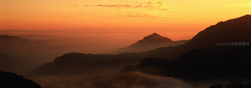 云海翻腾，群山沐浴在晨光里