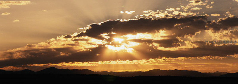 云层裂开，万丈金光穿透天际，群山沉默