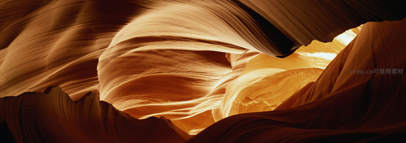 峡谷岩壁如丝绸般柔滑，阳光倾泻其间