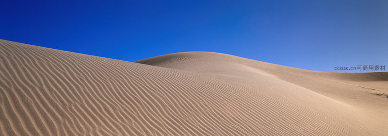 广阔沙海与蔚蓝苍穹相接
