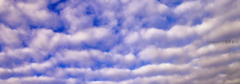 蓝天白云层叠如棉絮