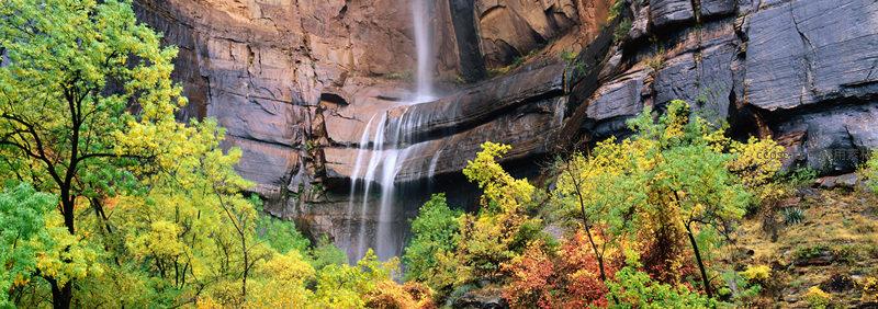 秋日峡谷瀑布，层林尽染如画卷