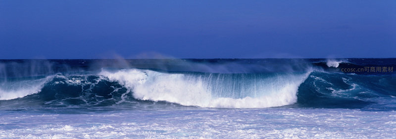 蔚蓝海面巨浪翻滚，气势磅礴无边