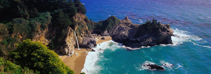 悬崖瀑布入海，碧波环绕秘境沙滩