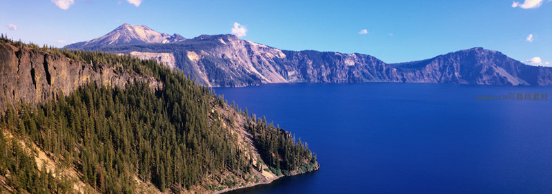 火山湖畔的森林与雪山