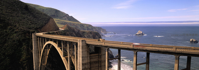 海岸悬崖上的经典拱桥风光