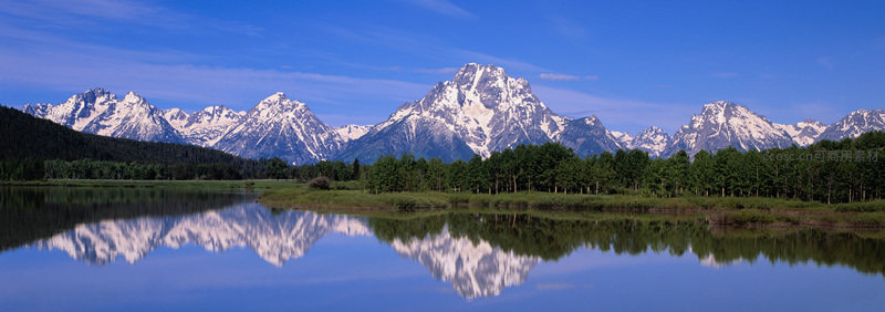 雪山倒影湖面如镜的宁静美景