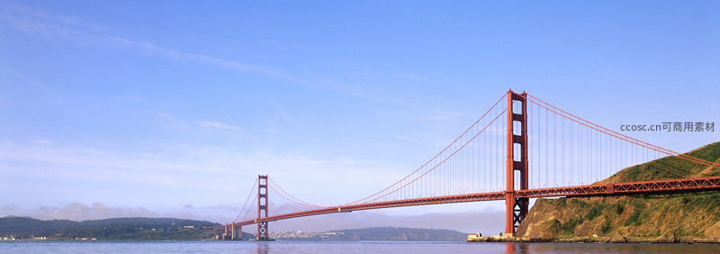 晴空下红色金门大桥横跨海湾