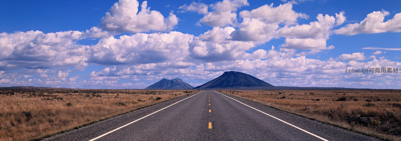 荒漠公路延伸至远方火山脚下