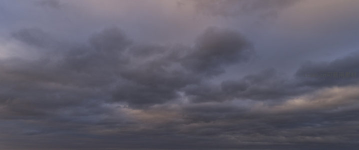 厚重乌云密布天际预示风暴