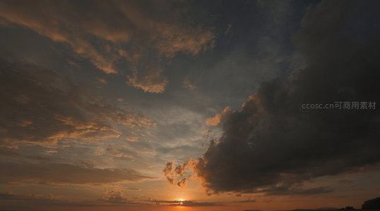 夕阳西下云层燃烧般绚烂