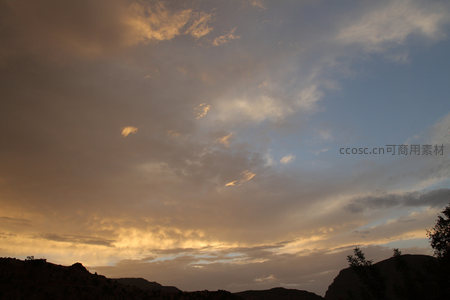 山峦剪影映衬绚烂晚霞天空