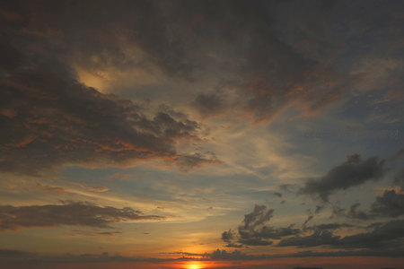 火烧云染透天边层叠云朵