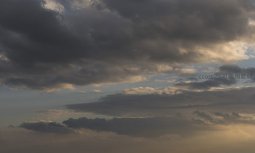 多云天空层次分明，暖光勾勒云朵边缘
