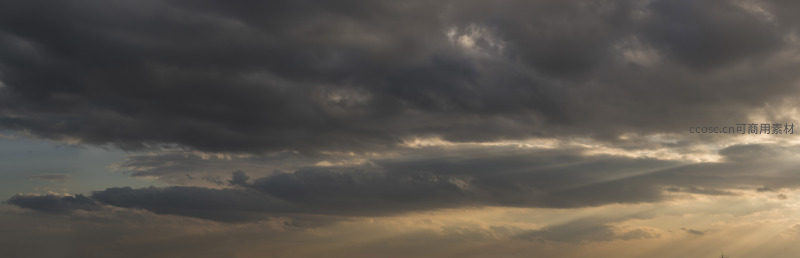 广角镜头下的史诗级云海与穿透光柱