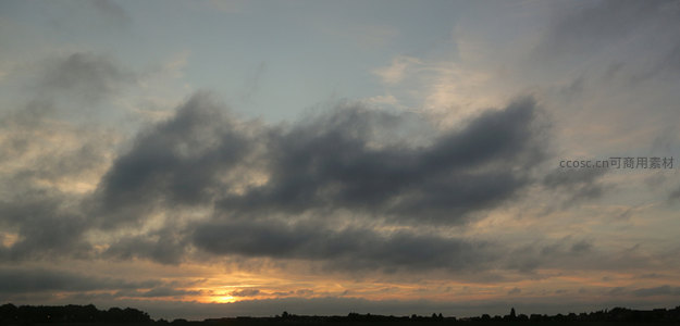 城市天际线上的绚丽晚霞与流云