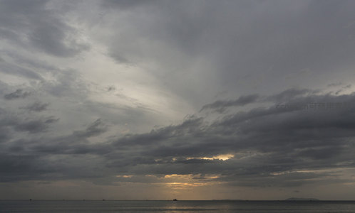 海天相接处云雾缭绕的日落景象