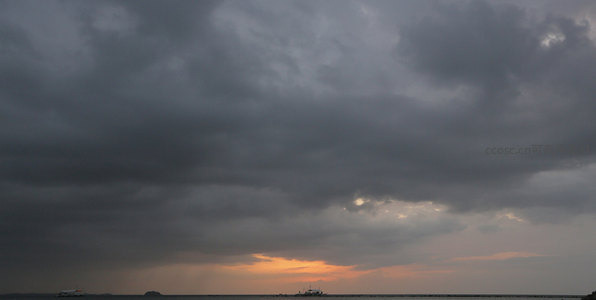 暴风雨前海面上的暗云与残阳