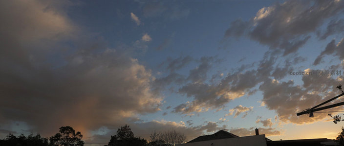 黄昏云层缝隙透出金色霞光