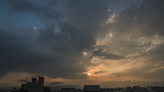 城市天际线沐浴在落日余晖里